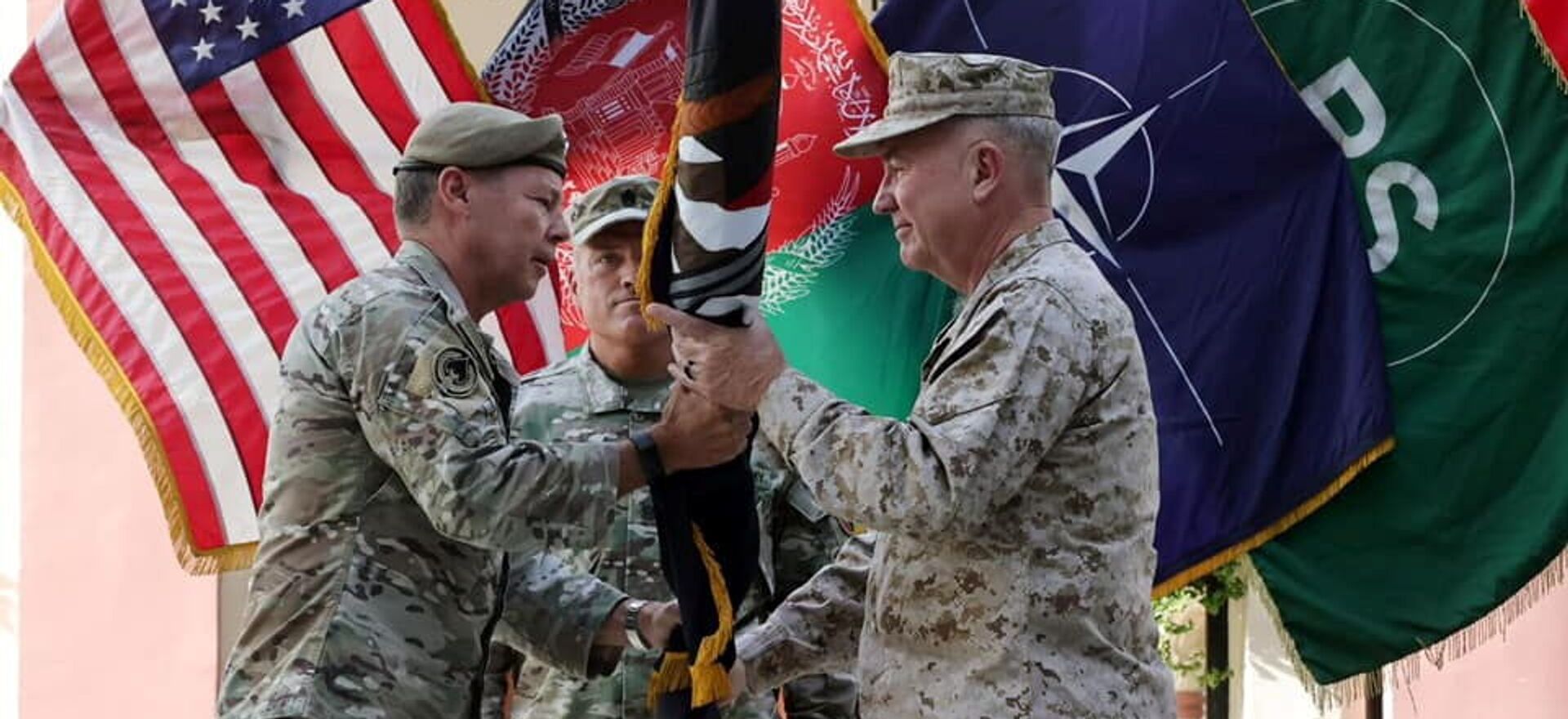 General Austin Scott Miller, commander of U.S. forces and NATO's Resolute Support Mission, hands over his command to U.S. Marine General Kenneth McKenzie, during a ceremony in Kabul, Afghanistan July 12, 2021 - Sputnik International, 1920, 15.08.2021