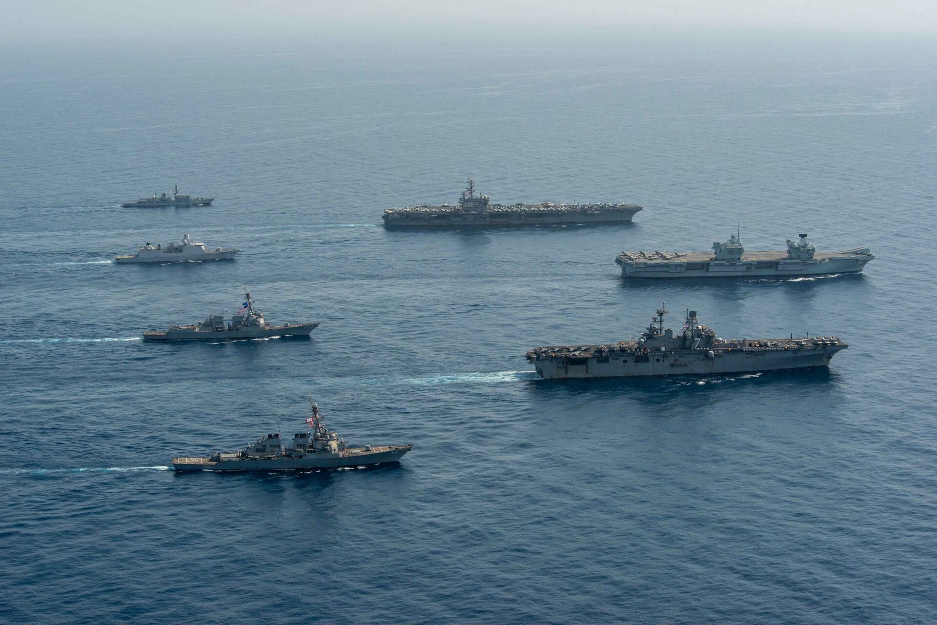 Ships of the UK Carrier Strike Group, USS Ronald Reagan Carrier Strike Group, and Iwo Jima Amphibious Ready Group operate in formation in the Gulf of Aden, July 12. - Sputnik International, 1920, 07.09.2021