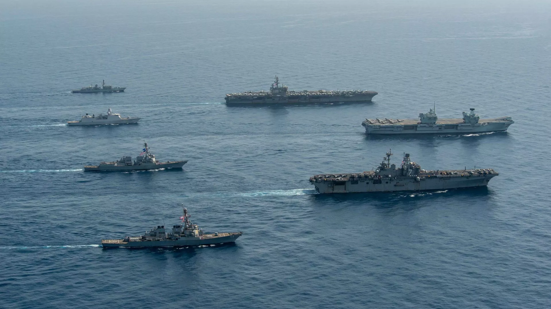 Ships of the UK Carrier Strike Group, USS Ronald Reagan Carrier Strike Group, and Iwo Jima Amphibious Ready Group operate in formation in the Gulf of Aden, July 12. - Sputnik International, 1920, 17.01.2024