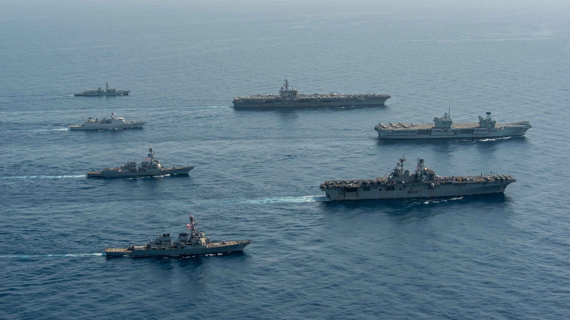 Ships of the UK Carrier Strike Group, USS Ronald Reagan Carrier Strike Group, and Iwo Jima Amphibious Ready Group operate in formation in the Gulf of Aden, July 12. - Sputnik International, 1920, 14.07.2021