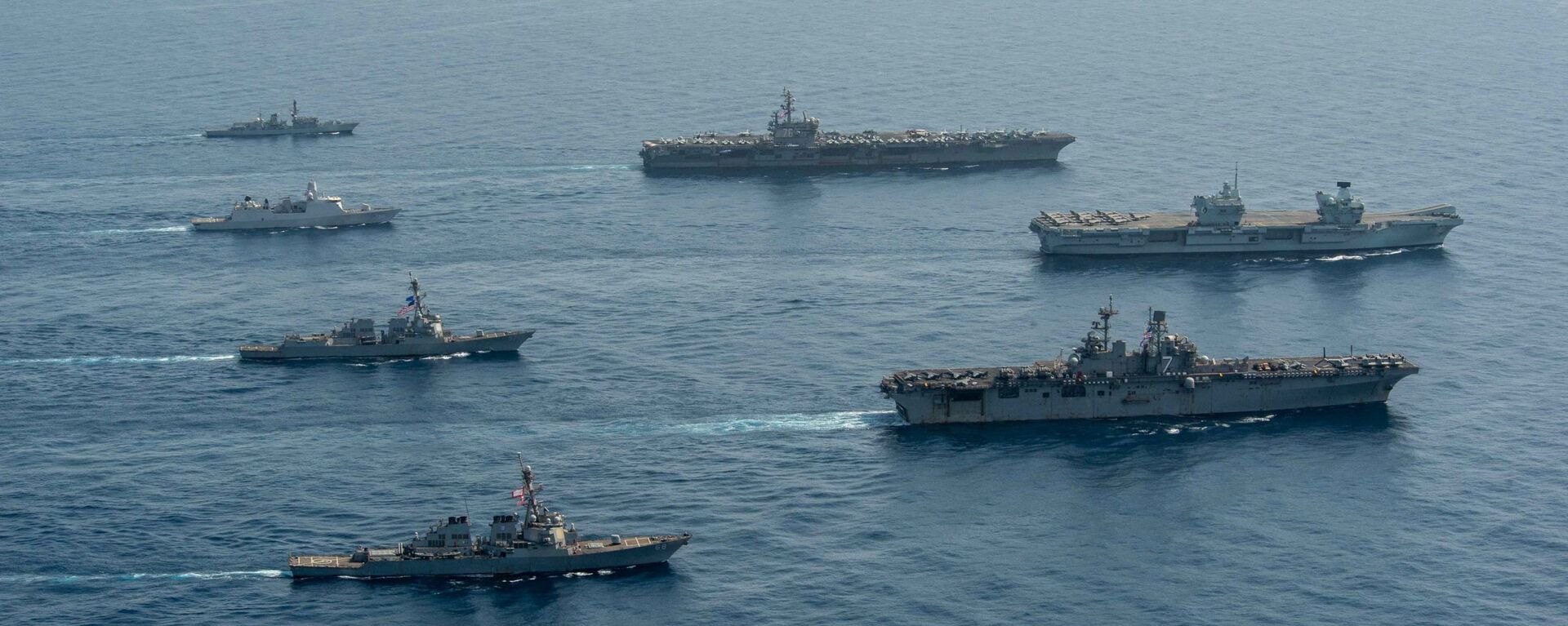 Ships of the UK Carrier Strike Group, USS Ronald Reagan Carrier Strike Group, and Iwo Jima Amphibious Ready Group operate in formation in the Gulf of Aden, July 12. - Sputnik International, 1920, 22.01.2024