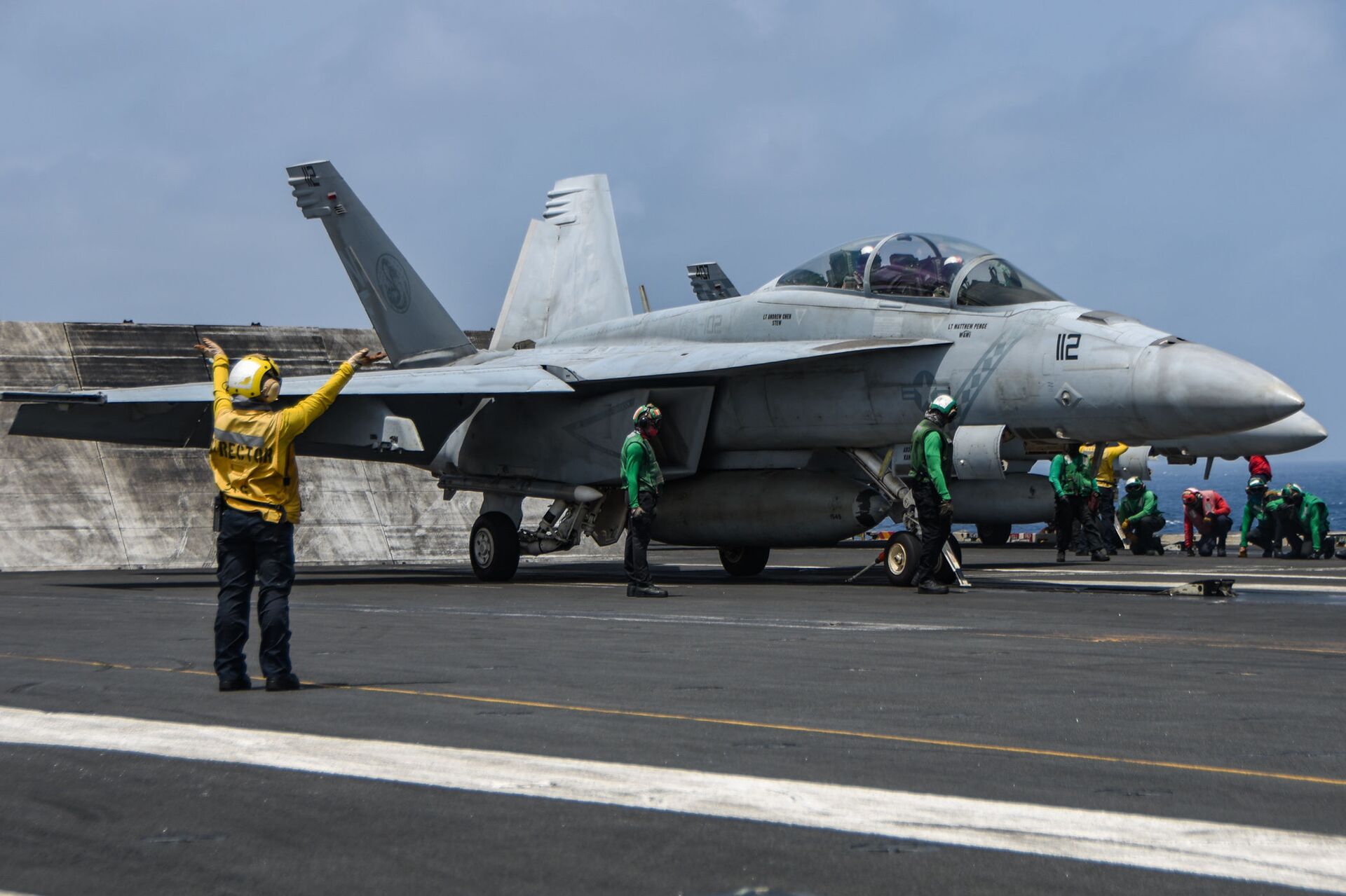 Sailors prepare an F/A-18F Super Hornet fighter jet, attached to the “Diamondbacks” of Strike Fighter Squadron (VFA) 102, to launch from the flight deck of aircraft carrier USS Ronald Reagan (CVN 76) during flight operations in the Arabian Sea, July 8. - Sputnik International, 1920, 07.09.2021