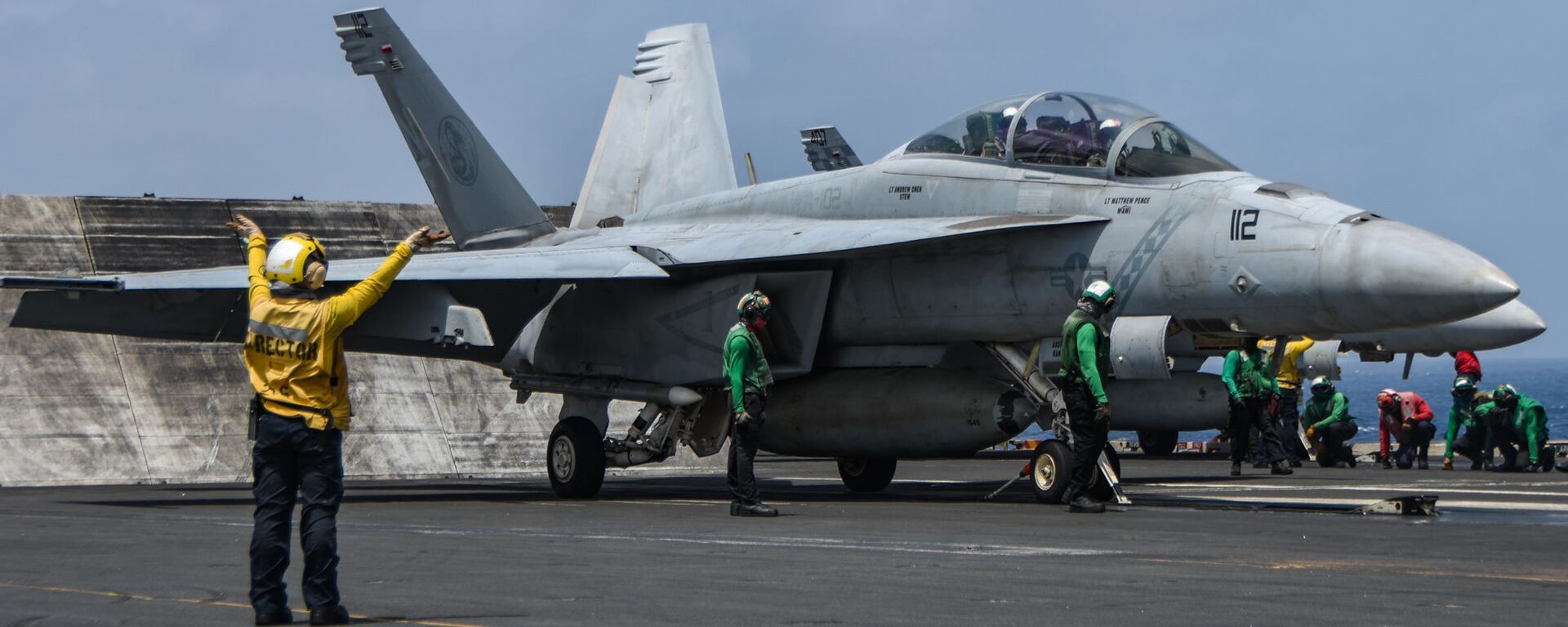 Sailors prepare an F/A-18F Super Hornet fighter jet, attached to the “Diamondbacks” of Strike Fighter Squadron (VFA) 102, to launch from the flight deck of aircraft carrier USS Ronald Reagan (CVN 76) during flight operations in the Arabian Sea, July 8. - Sputnik International, 1920, 11.07.2022