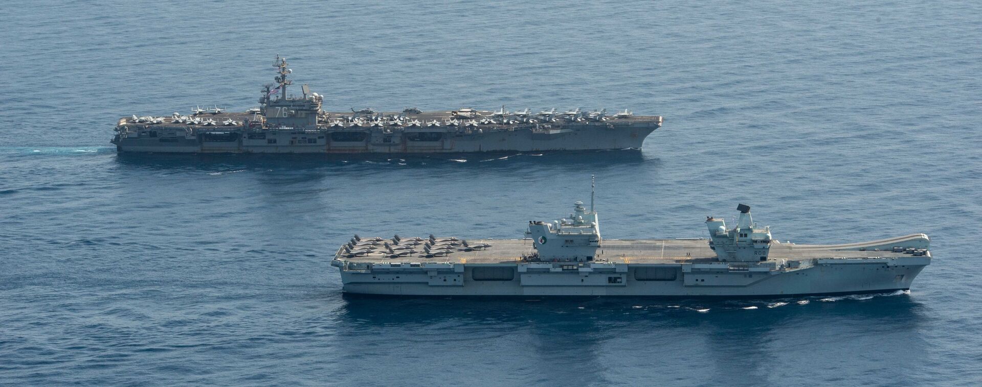 Royal Navy aircraft carrier HMS Queen Elizabeth ( R 08), front, and aircraft carrier USS Ronald Reagan (CVN 76) operate in formation in the Gulf of Aden, July 12. - Sputnik International, 1920, 07.09.2021