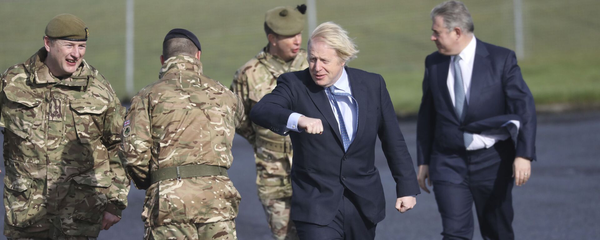 Brandon Lewis accompanies Boris Johnson on a visit to a British armed forces base in Northern Ireland. - Sputnik International, 1920, 22.03.2022