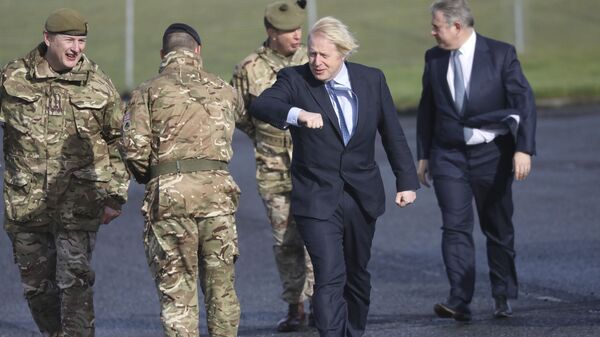 Brandon Lewis accompanies Boris Johnson on a visit to a British armed forces base in Northern Ireland. - Sputnik International