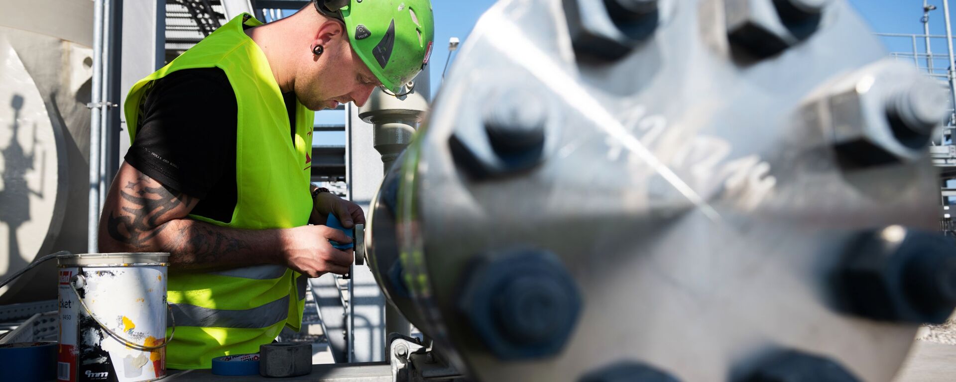 A Nord Stream 2 employee stands on a platform in the Nord Stream 2 Baltic Sea pipeline's receiving station, where six and a half million cubic meters of natural gas per hour will be processed and delivered to downstream pipelines at the right pressure, in Lubmin, Germany - Sputnik International, 1920, 20.07.2021