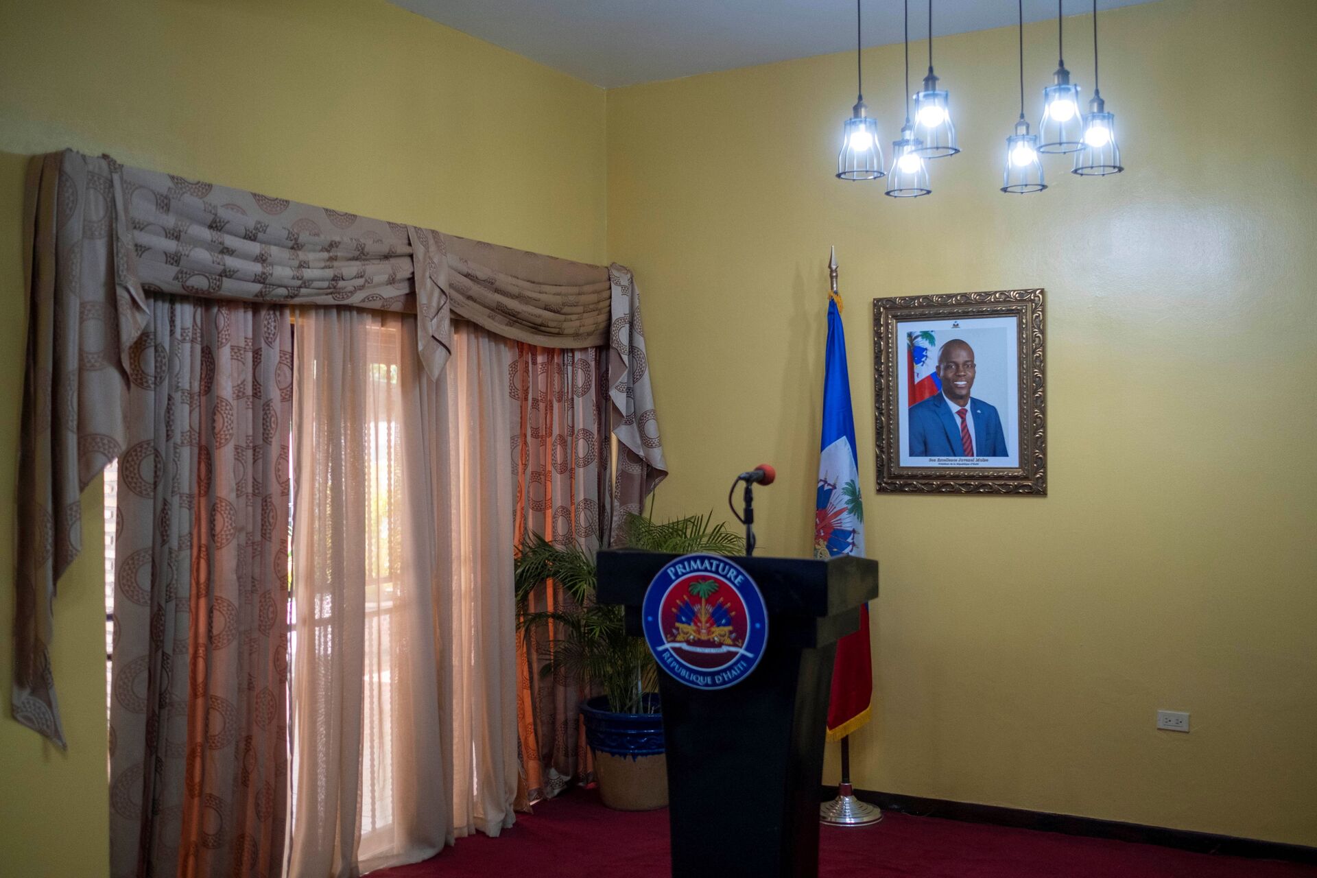 A picture of the late Haitian President Jovenel Moise hangs on a wall before a news conference by interim Prime Minister Claude Joseph at his house, almost a week after his assassination, in Port-au-Prince, Haiti July 13, 2021 - Sputnik International, 1920, 07.09.2021