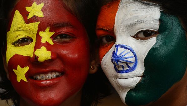 Indian school pupils pose with their faces painted with India's (R) and China's national flags in Chennai on 10 October 2019. - Sputnik International