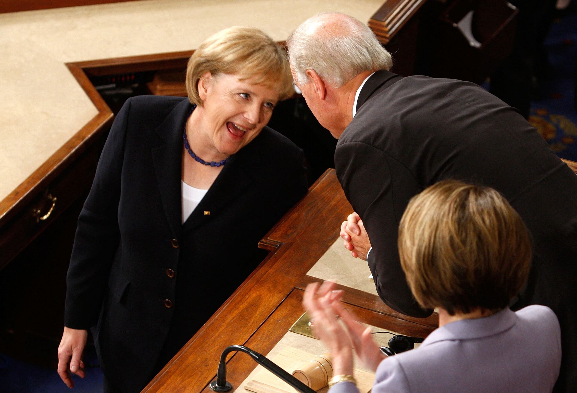 German Chancellor Angela Merkel (L) shares a moment with U.S. Vice President Joseph Biden (2nd R) as Speaker of the House Rep. Nancy Pelosi (D-CA) (R) looks on after Merkel addressed a joint session of the U.S. Congress on Capitol Hill November 3, 2009 in Washington, DC. - Sputnik International, 1920, 07.09.2021