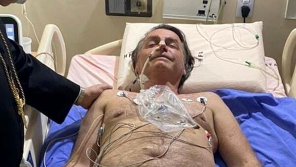 This handout photo obtained from the twitter account of Brazil's President Jair Bolsonaro (@jairbolsonaro), shows Brazil's President Jair Bolsonaro on his hospital bed in Brasilia on July 14, 2021. - Brazil President Jair Bolsonaro was admitted to hospital on Wednesday to investigate the cause of persistent hiccups, the government said. - Sputnik International