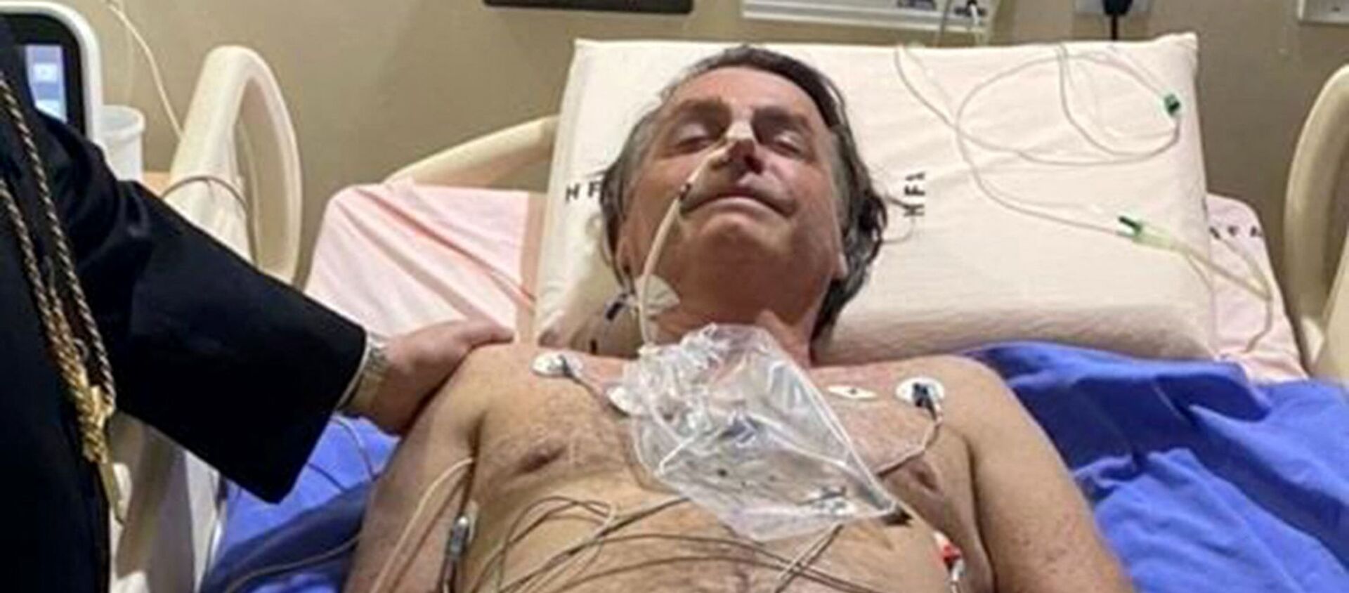 This handout photo obtained from the twitter account of Brazil's President Jair Bolsonaro (@jairbolsonaro), shows Brazil's President Jair Bolsonaro on his hospital bed in Brasilia on July 14, 2021. - Brazil President Jair Bolsonaro was admitted to hospital on Wednesday to investigate the cause of persistent hiccups, the government said. - Sputnik International, 1920, 14.07.2021
