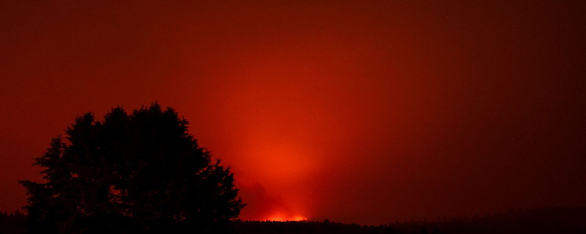 The Bootleg Fire glows in the distance, near Beatty, Oregon, U.S., July 13, 2021. - Sputnik International, 1920, 14.07.2021