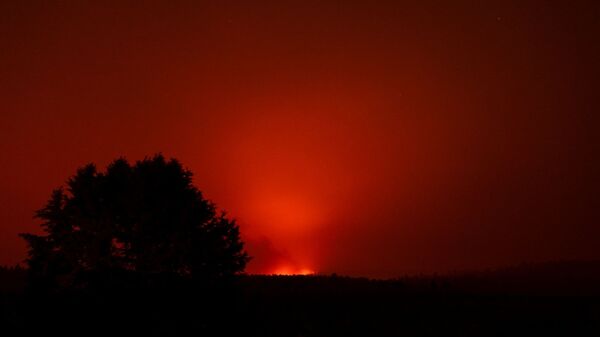 The Bootleg Fire glows in the distance, near Beatty, Oregon, U.S., July 13, 2021. - Sputnik International