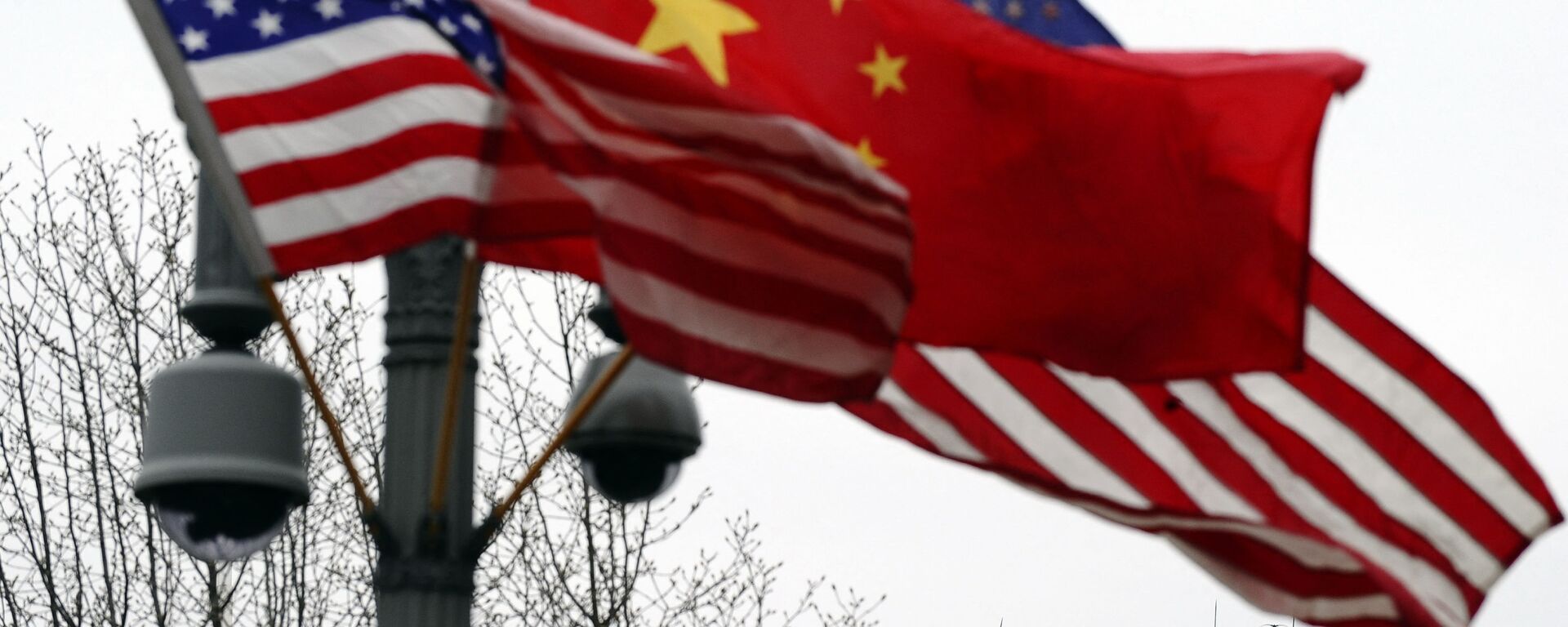 (FILES) In this file photo taken on January 17, 2011, a Secret Service agent guards his post on the roof of the White House as a lamp post is adorned with Chinese and US national flags in Washington, DC - Sputnik International, 1920, 18.10.2022