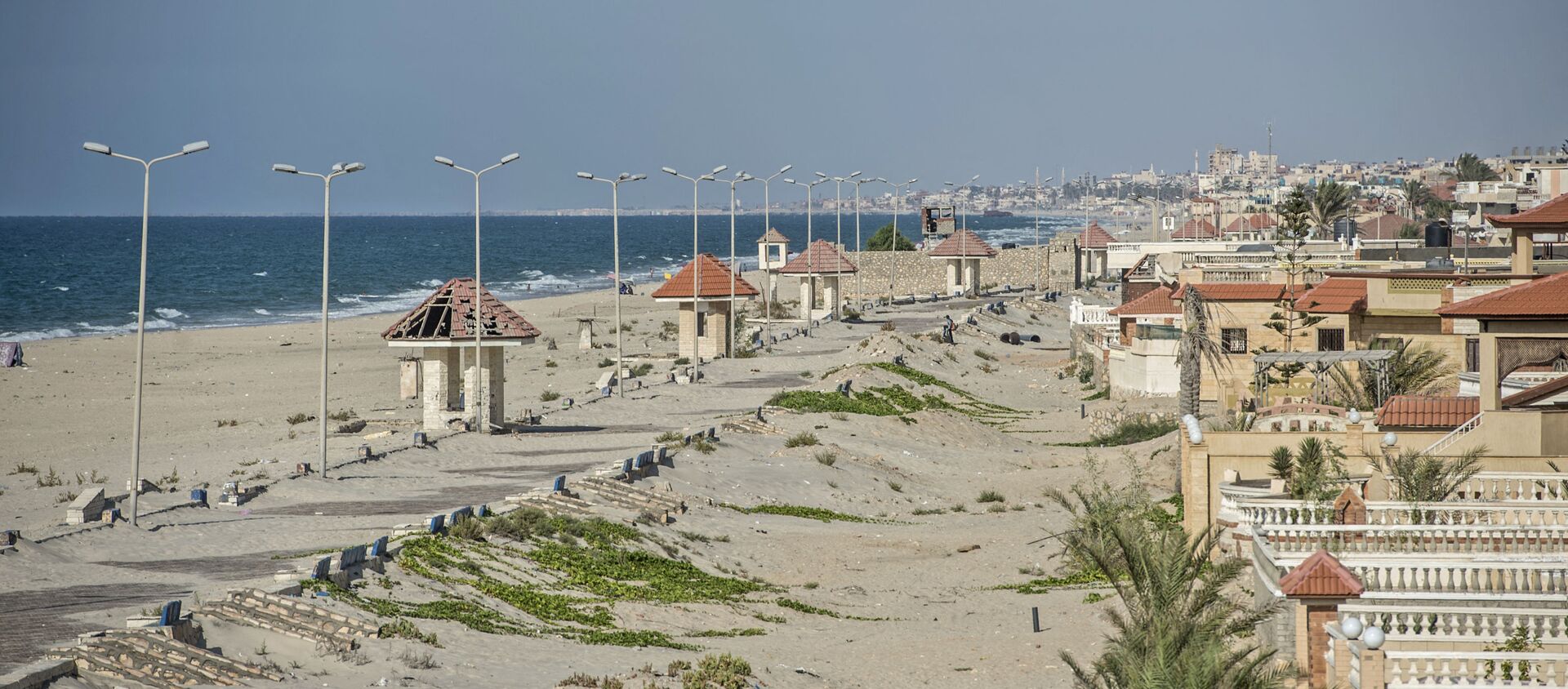 A picture taken on July 26, 2018, during an army-organised tour, shows a general view of the beach of el-Arish city in the northern Sinai Peninsula - Sputnik International, 1920