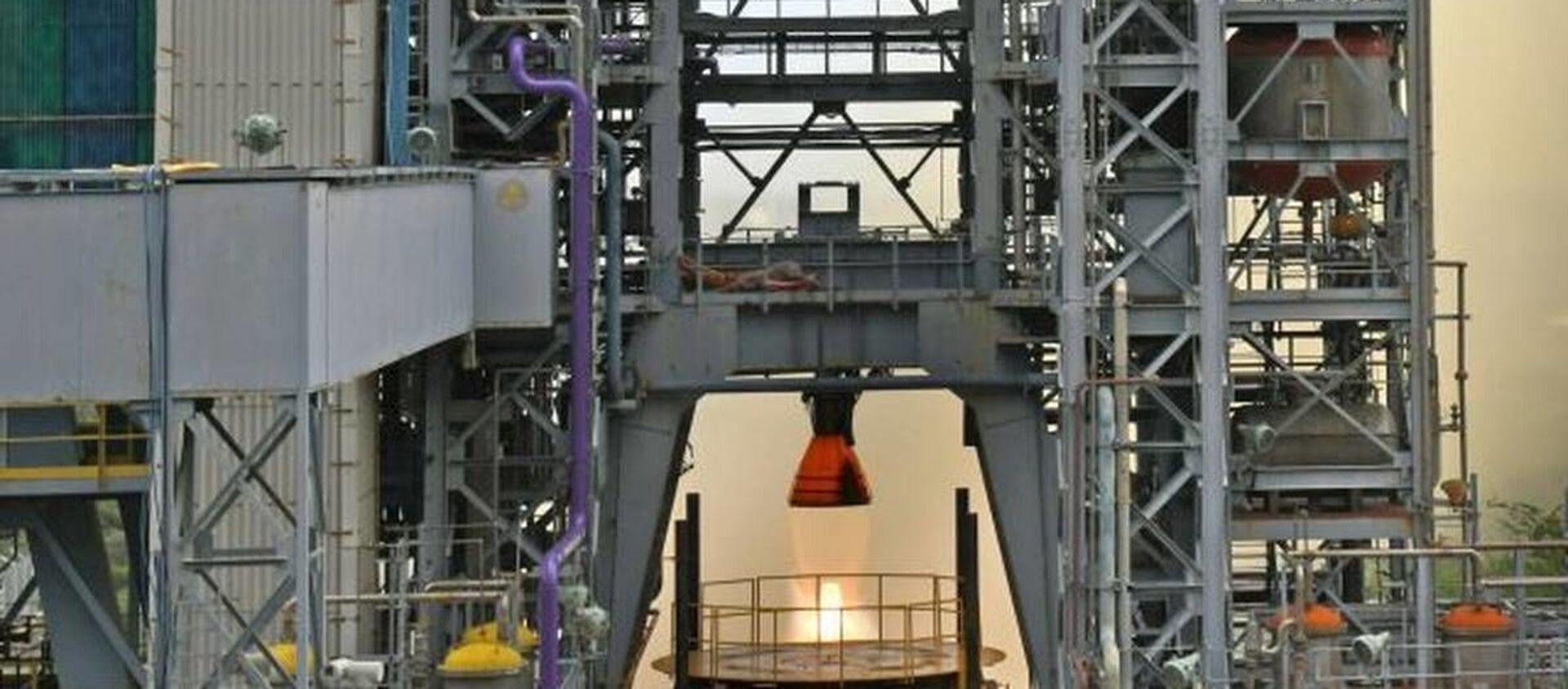 ISRO successfully conducted the hot test of the liquid propellant Vikas Engine for the core L110 liquid stage of the human-rated GSLV MkIII vehicle, as part of engine qualification requirements for the Gaganyaan programme - Sputnik International, 1920, 15.07.2021