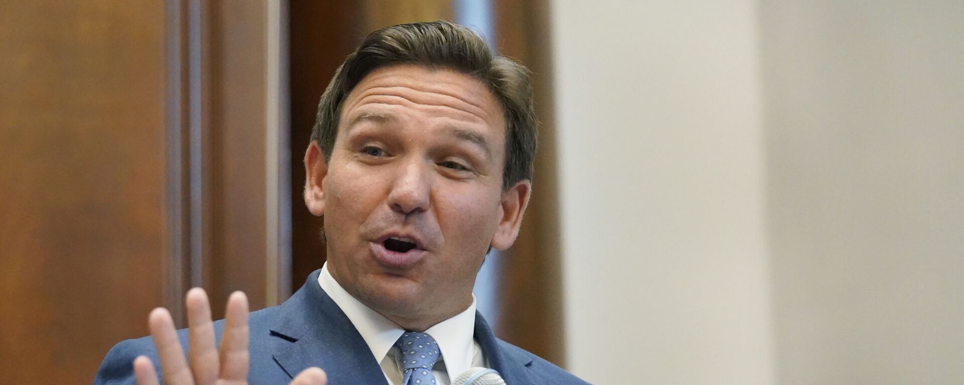 Florida Gov. Ron DeSantis gestures as he speaks, Monday, June 14, 2021, at the Shul of Bal Harbour, a Jewish community center in Surfside, Fla. DeSantis visited the South Florida temple to denounce anti-Semitism and stand with Israel, while signing a bill into law that would require public schools in his state to set aside moments of silence for children to meditate or pray - Sputnik International, 1920, 25.10.2021