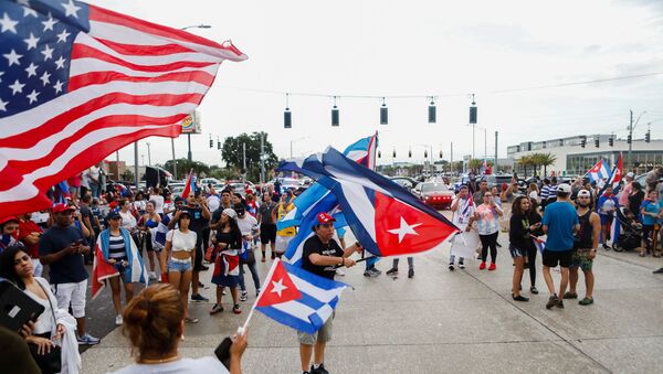 People block Dale Mabry Highway during a protest against the Cuban government, in Tampa, Florida, U.S. July 13, 2021. REUTERS/Octavio Jones - Sputnik International