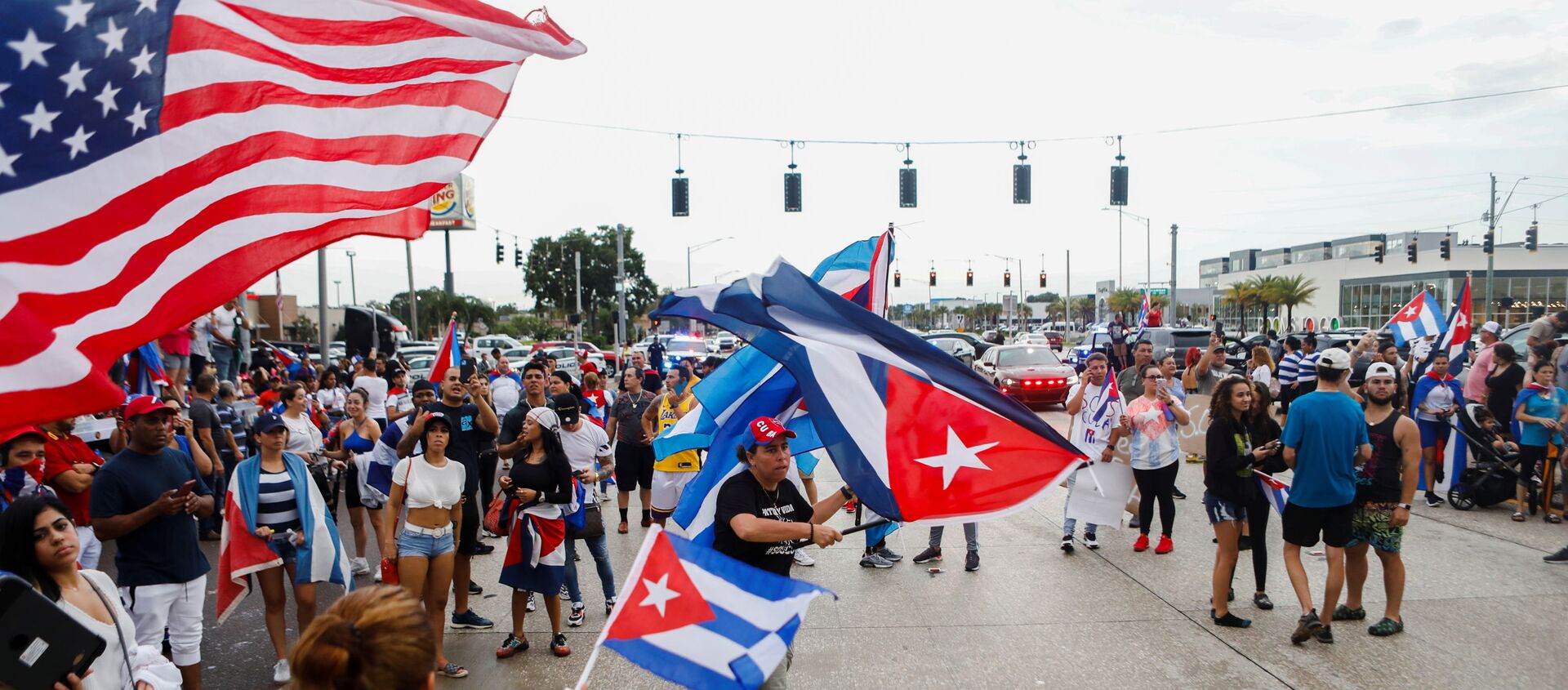People block Dale Mabry Highway during a protest against the Cuban government, in Tampa, Florida, U.S. July 13, 2021. REUTERS/Octavio Jones - Sputnik International, 1920, 15.07.2021