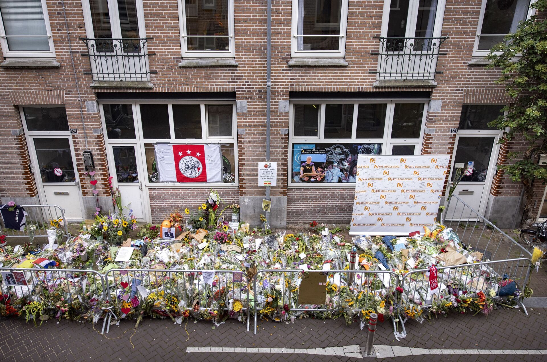 Flowers have been laid in the Lange Leidsedwarsstraat street in tribute to Dutch prominent crime journalist Peter R de Vries who was gunned down in broad daylight on July 6, 2021 on a busy Amsterdam street shortly after leaving a television talk-show, in the center of Amsterdam on July 12, 2021 - Sputnik International, 1920, 07.09.2021