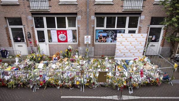 Flowers have been laid in the Lange Leidsedwarsstraat street in tribute to Dutch prominent crime journalist Peter R de Vries who was gunned down in broad daylight on July 6, 2021 on a busy Amsterdam street shortly after leaving a television talk-show, in the center of Amsterdam on July 12, 2021 - Sputnik International