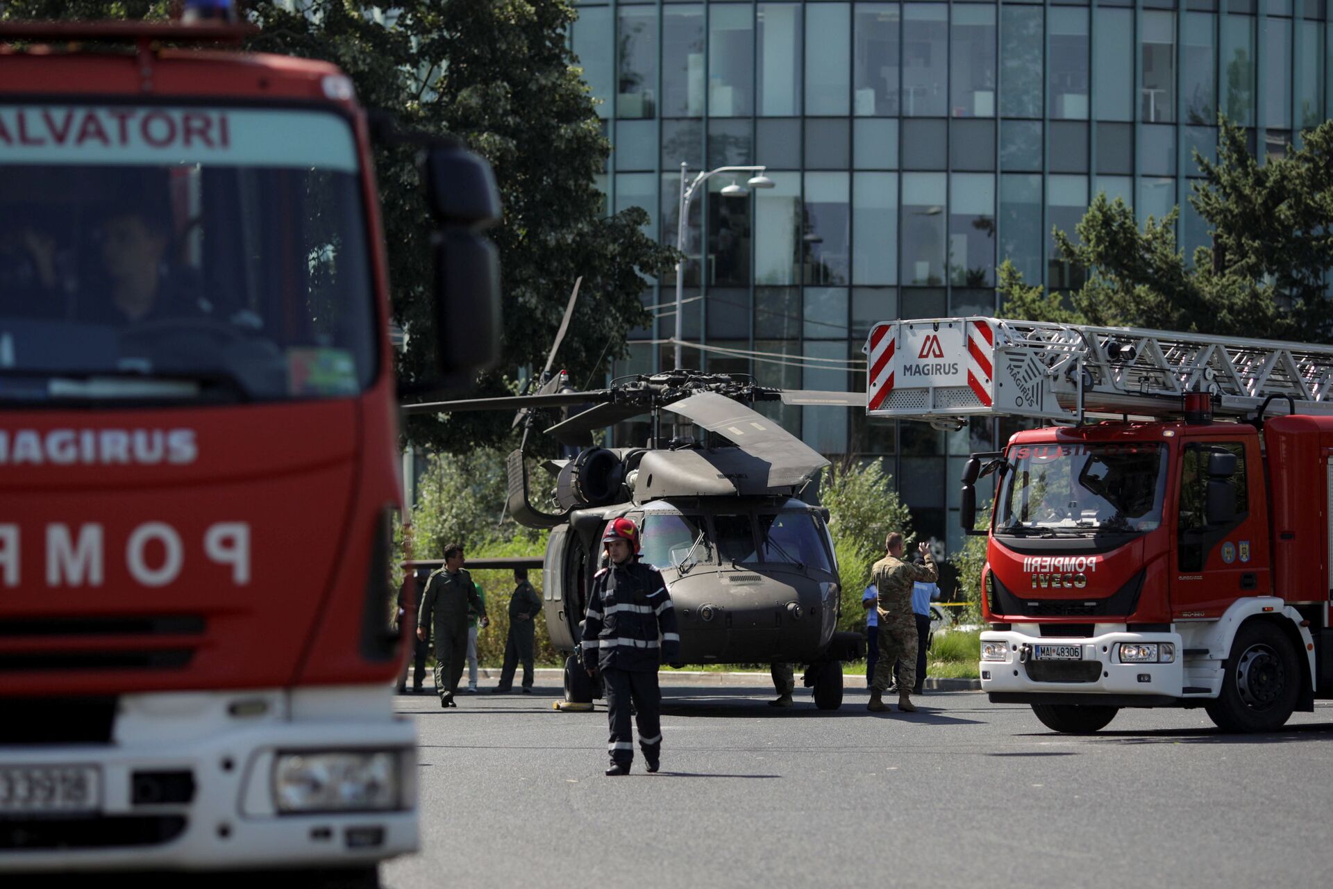 Romanian firefighters are seen near a military Black Hawk helicopter that made an emergency landing in central Bucharest, Romania, July 15, 2021 - Sputnik International, 1920, 07.09.2021