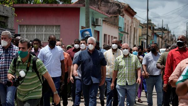 Cuba's President Miguel Diaz-Canel walks with others, in San Antonio de los Baños - Sputnik International