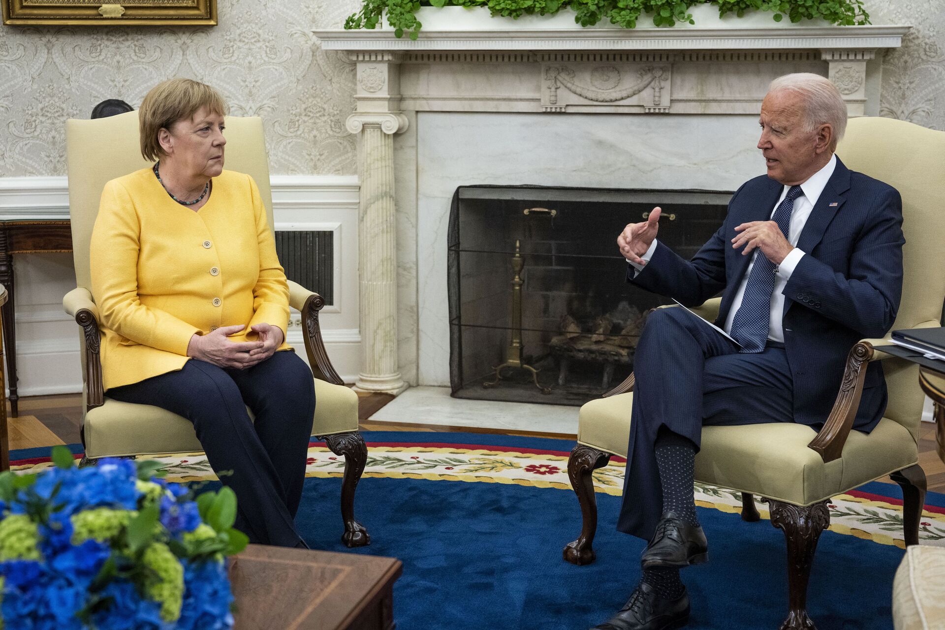 German Chancellor Angela Merkel (L) and U.S. President Joe Biden make brief remarks to the press before a meeting in the Oval Office at the White House on July 15, 2021 in Washington, DC. During what is likely her last official visit to Washington, the leaders are expected to discuss their shared priorities on climate change and defense; and Biden is expected to voice his concerns about the Nord Stream 2 Russian natural gas pipeline. - Sputnik International, 1920, 14.10.2022
