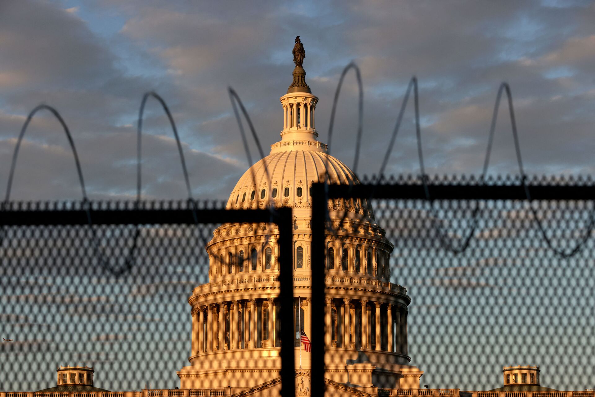  The U.S. Capitol is seen behind a fence with razor wire during sunrise on January 16, 2021 in Washington, DC. After last week's riots at the U.S. Capitol Building, the FBI has warned of additional threats in the nation's capital and in all 50 states. According to reports, as many as 25,000 National Guard soldiers will be guarding the city as preparations are made for the inauguration of Joe Biden as the 46th U.S. President. - Sputnik International, 1920, 19.01.2025