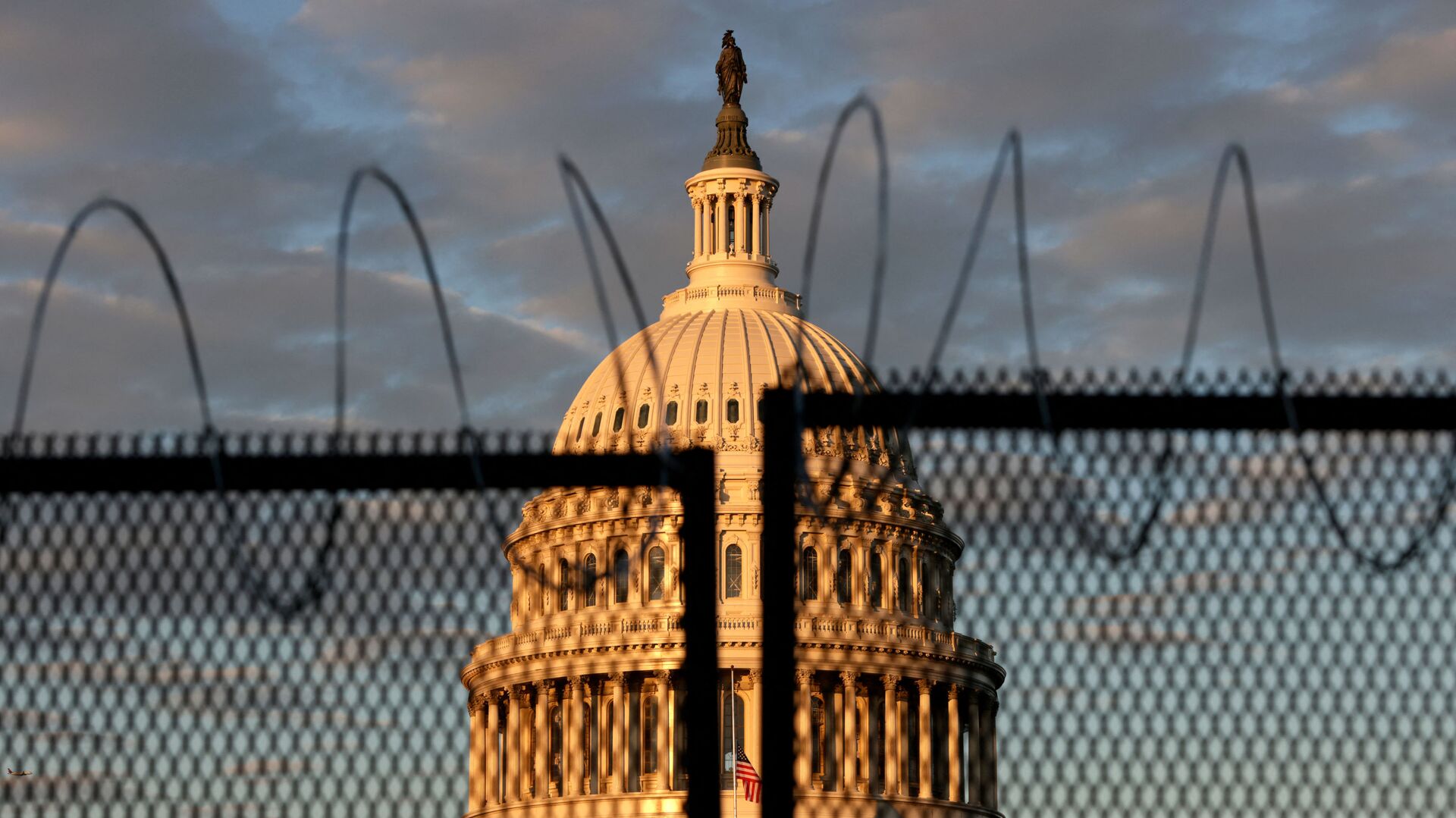  The U.S. Capitol is seen behind a fence with razor wire during sunrise on January 16, 2021 in Washington, DC. After last week's riots at the U.S. Capitol Building, the FBI has warned of additional threats in the nation's capital and in all 50 states. According to reports, as many as 25,000 National Guard soldiers will be guarding the city as preparations are made for the inauguration of Joe Biden as the 46th U.S. President. - Sputnik International, 1920, 02.09.2021