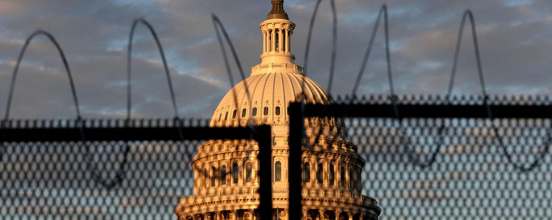  The U.S. Capitol is seen behind a fence with razor wire during sunrise on January 16, 2021 in Washington, DC. After last week's riots at the U.S. Capitol Building, the FBI has warned of additional threats in the nation's capital and in all 50 states. According to reports, as many as 25,000 National Guard soldiers will be guarding the city as preparations are made for the inauguration of Joe Biden as the 46th U.S. President. - Sputnik International, 1920, 07.02.2023