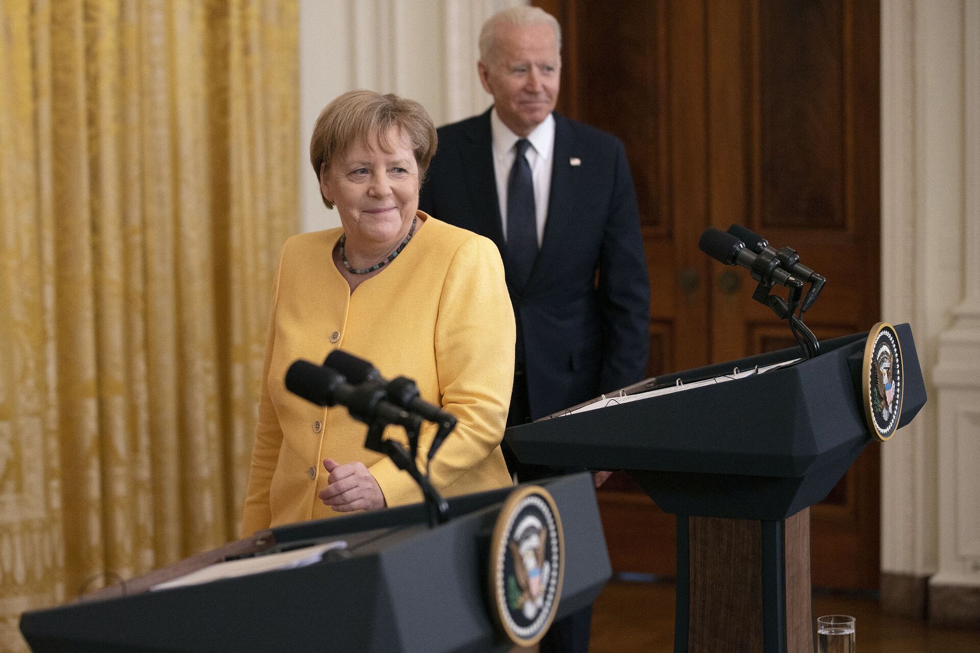 German Chancellor Angela Merkel (L) and U.S. President Joe Biden take the stage for a joint news conference in the East Room of the White House on July 15, 2021 in Washington, DC. During what is likely her last official visit to Washington, Merkel and Biden discussed their shared priorities on climate change and defense; and Biden voiced his concerns about the Nord Stream 2 Russian natural gas pipeline. - Sputnik International, 1920, 07.09.2021