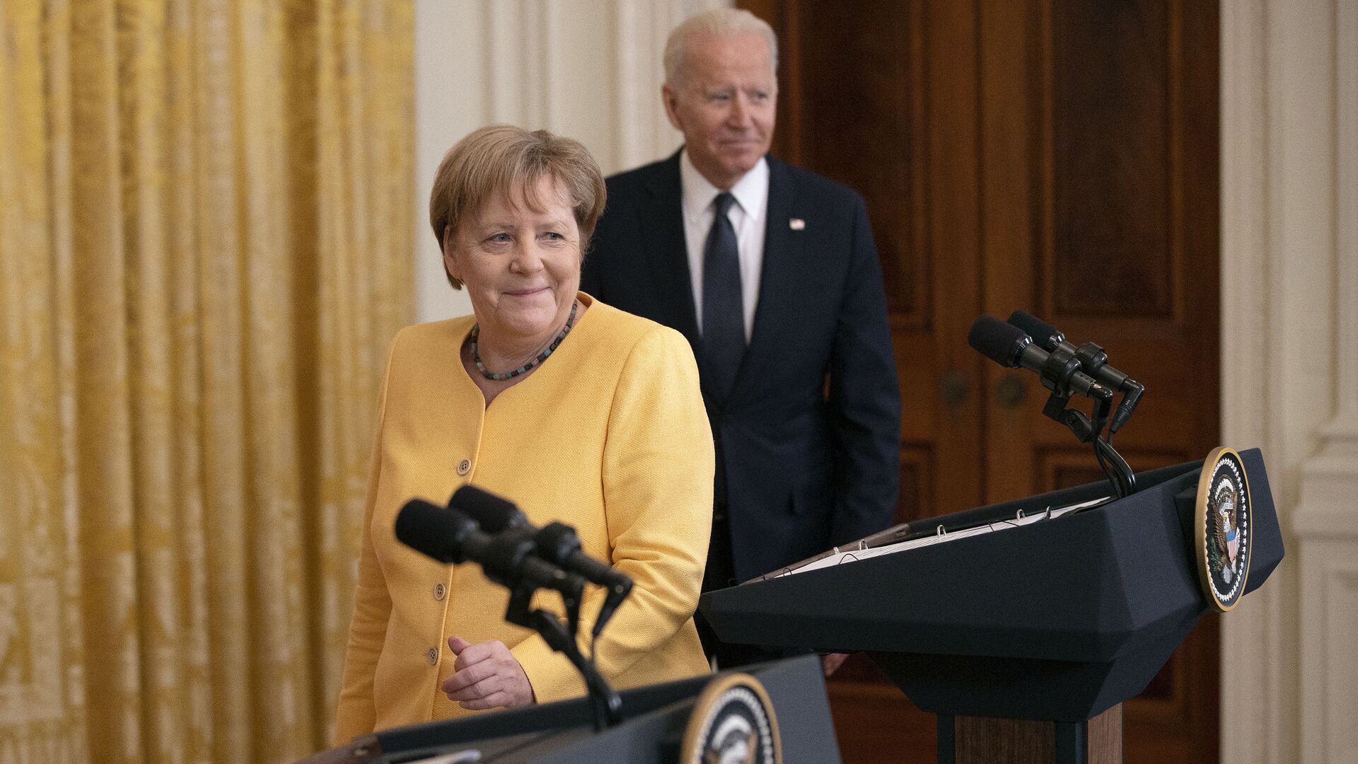 German Chancellor Angela Merkel (L) and U.S. President Joe Biden take the stage for a joint news conference in the East Room of the White House on July 15, 2021 in Washington, DC. During what is likely her last official visit to Washington, Merkel and Biden discussed their shared priorities on climate change and defense; and Biden voiced his concerns about the Nord Stream 2 Russian natural gas pipeline. - Sputnik International, 1920, 16.07.2021