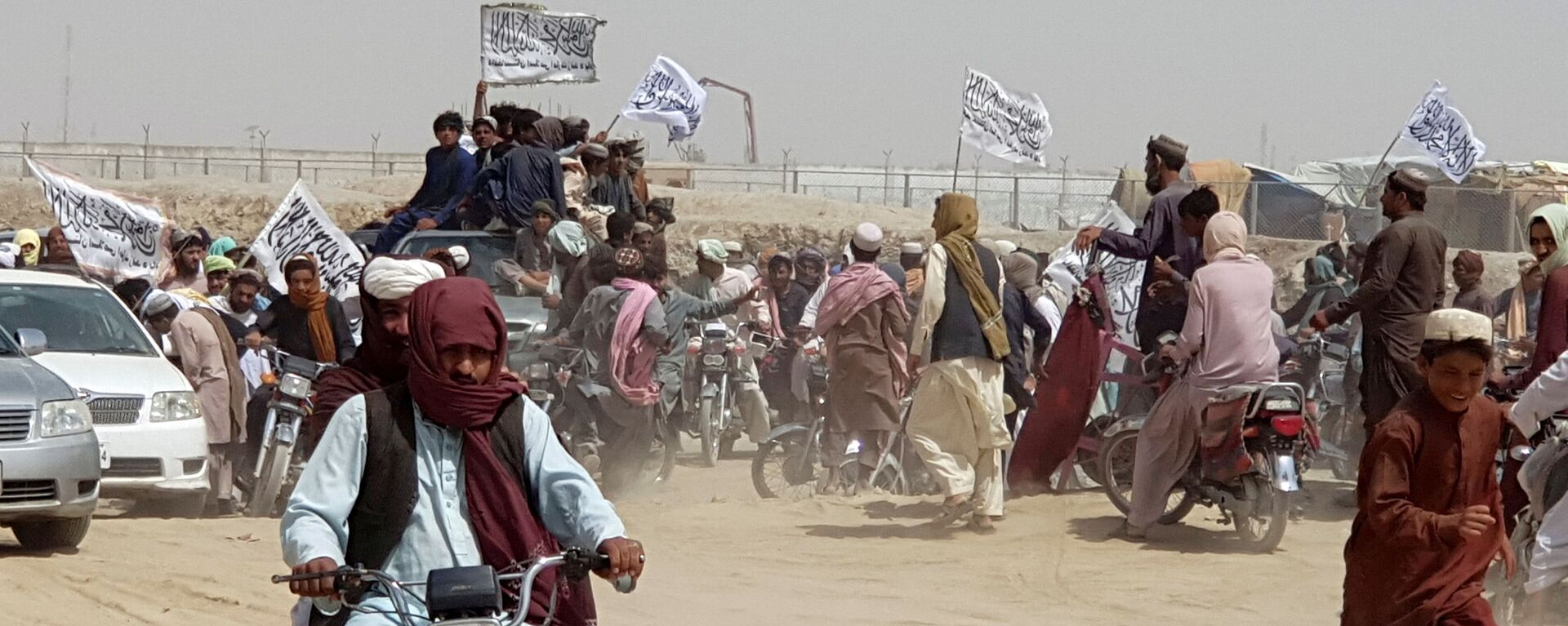 People on vehicles, holding Taliban flags, gather near the Friendship Gate crossing point in the Pakistan-Afghanistan border town of Chaman, Pakistan July 14, 2021 - Sputnik International, 1920, 16.07.2021