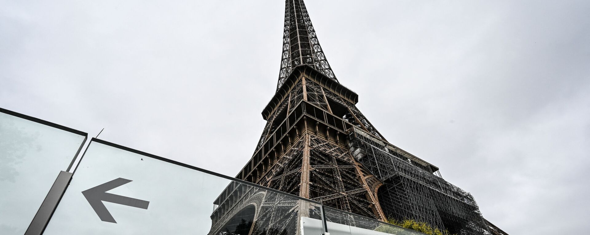 This picture taken on July 16, 2021, in Paris shows the Eiffel Tower and its protective wall. - The Eiffel Tower reopened to visitors on July 16, 2021, after nine months of shutdown caused by the Covid pandemic. Up to 13,000 people per day will be allowed to take the elevators to the top and take in the views over the French capital, down from 25,000 in the pre-Covid era.  - Sputnik International, 1920