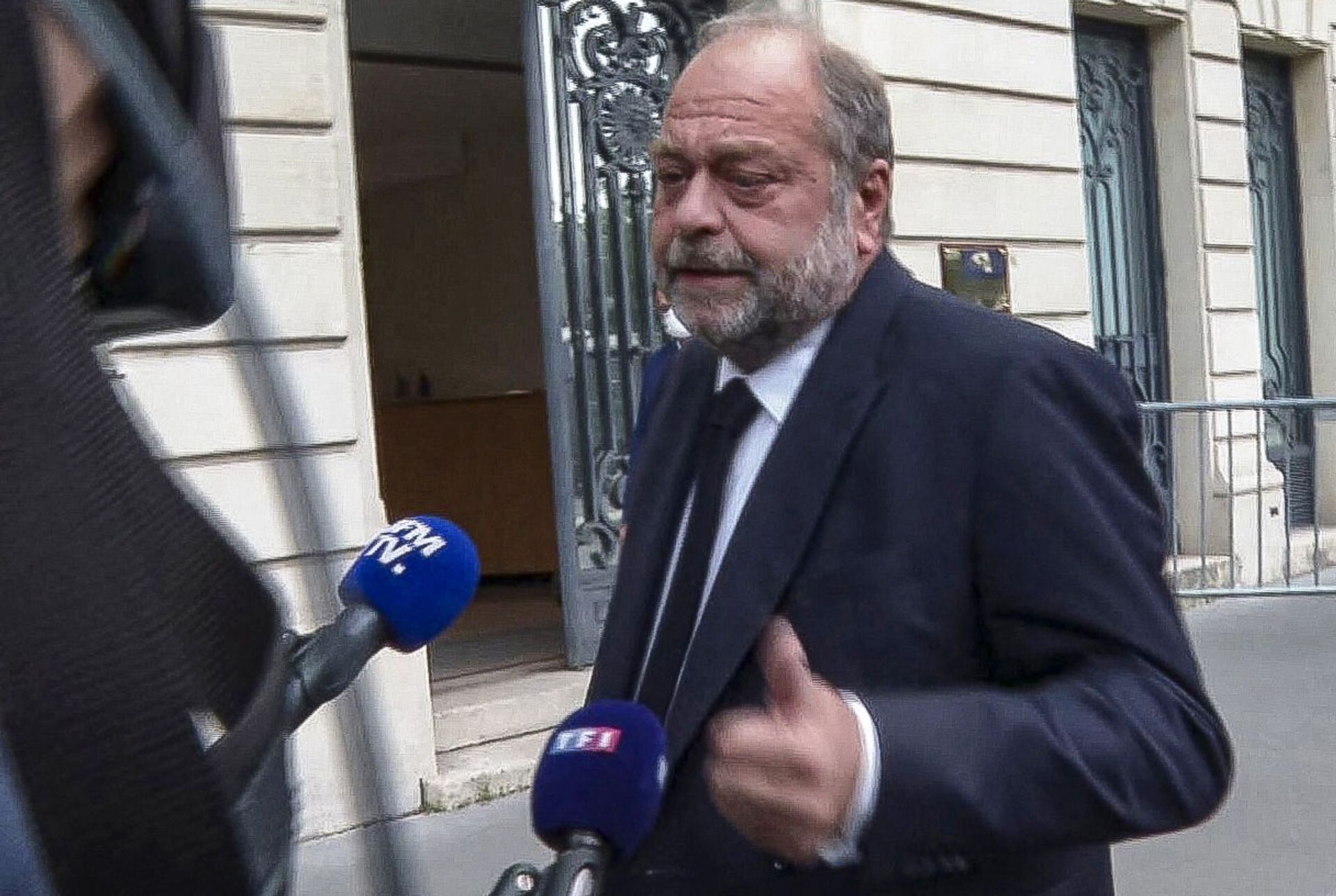 This video grab taken from AFPTV on July 16, 2021, shows France's Justice Minister Eric Dupond-Moretti speaking to the press as he arrives at the Court of Justice for questioning in Paris. - French Justice Minister Eric Dupond-Moretti appeared in court on July 16,2021, for questioning that could lead to charges over alleged conflict of interest. The 60-year-old star lawyer was recruited by President Emmanuel Macron just a year ago, swapping his life as one of the country's most famous criminal lawyers for a career in politics.  - Sputnik International, 1920, 07.09.2021
