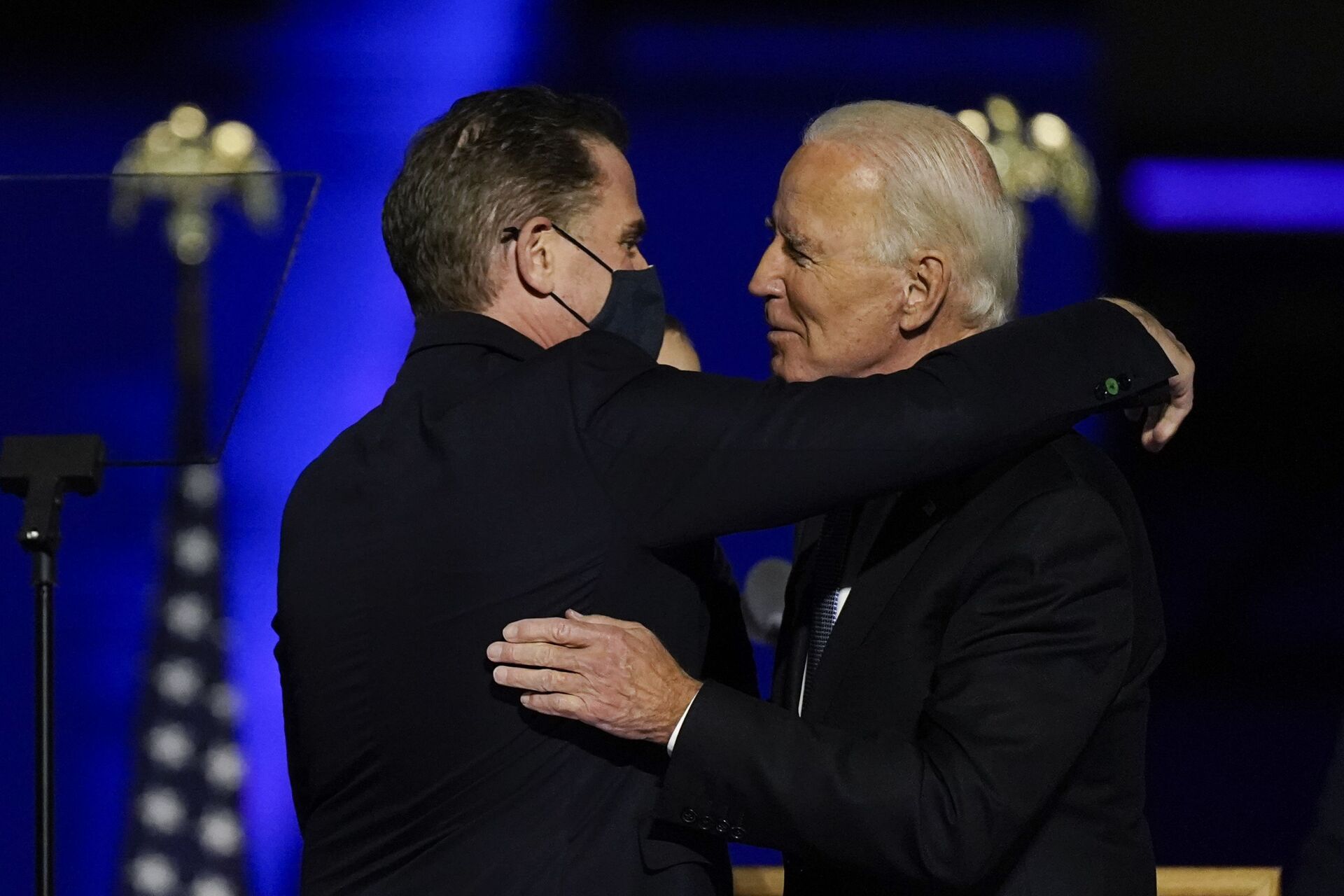 President-elect Joe Biden hugs his son Hunter Biden on stage Saturday, Nov. 7, 2020, in Wilmington, Del - Sputnik International, 1920, 18.10.2022