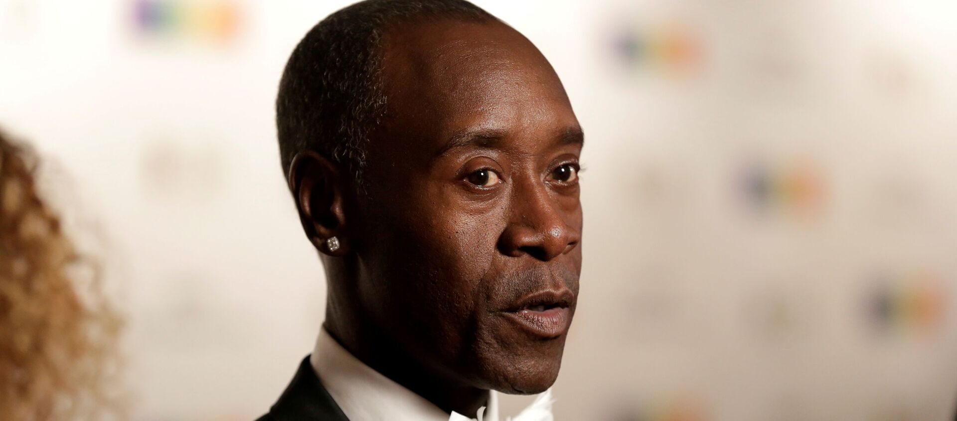 Actor Don Cheadle speaks to the media as he arrives for the Kennedy Center Honors in Washington, U.S. - Sputnik International, 1920, 17.07.2021