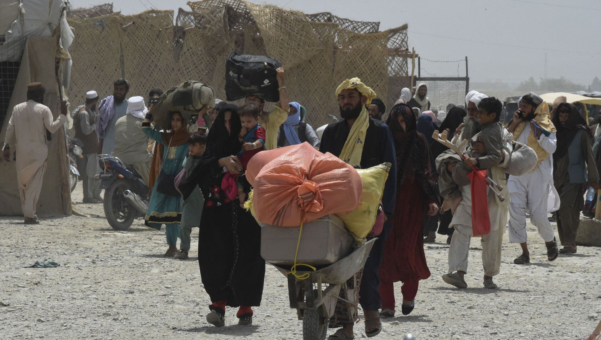 People walk towards a border crossing point in Pakistan's border town of Chaman on July 17, 2021, after Pakistan partially reopened its southern crossing with Afghanistan, shut off since the Taliban seized control of the strategic border town on the other side.  - Sputnik International, 1920, 01.08.2021