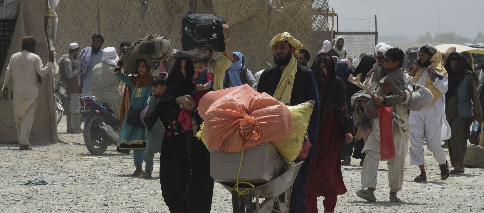 People walk towards a border crossing point in Pakistan's border town of Chaman on July 17, 2021, after Pakistan partially reopened its southern crossing with Afghanistan, shut off since the Taliban seized control of the strategic border town on the other side.  - Sputnik International, 1920, 03.08.2021