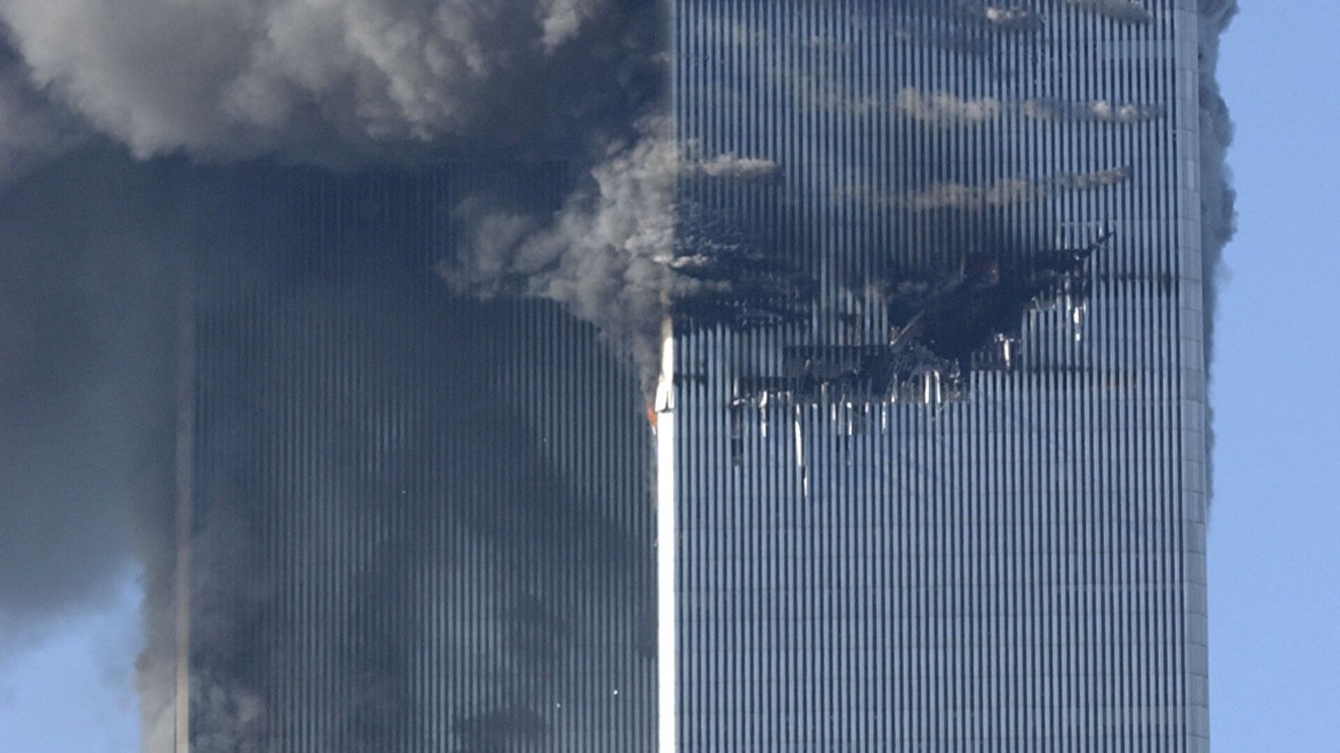 Smoke billows from the North and South Towers of the World Trade Center before they collapsed on September 11, 2001 in New York, NY - Sputnik International, 1920, 11.09.2021