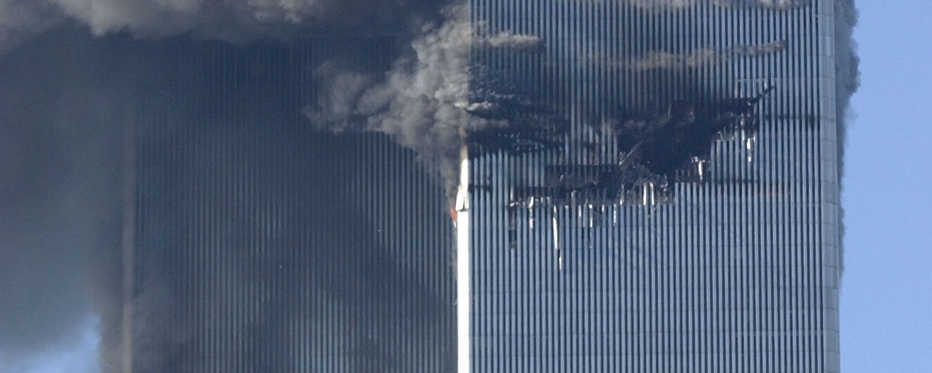 Smoke billows from the North and South Towers of the World Trade Center before they collapsed on September 11, 2001 in New York, NY - Sputnik International, 1920, 17.07.2021