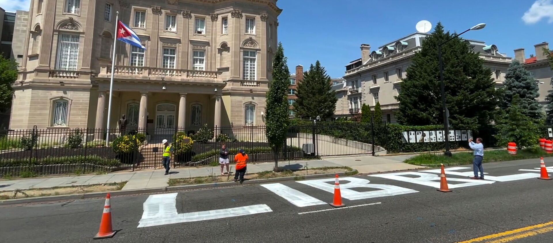 The message Cuba Libre or 'free Cuba', is seen painted in giant block lettering on the street directly in front of the Cuban embassy in this frame grab from video shot in Washington, U.S., July 16, 2021 - Sputnik International, 1920, 17.07.2021
