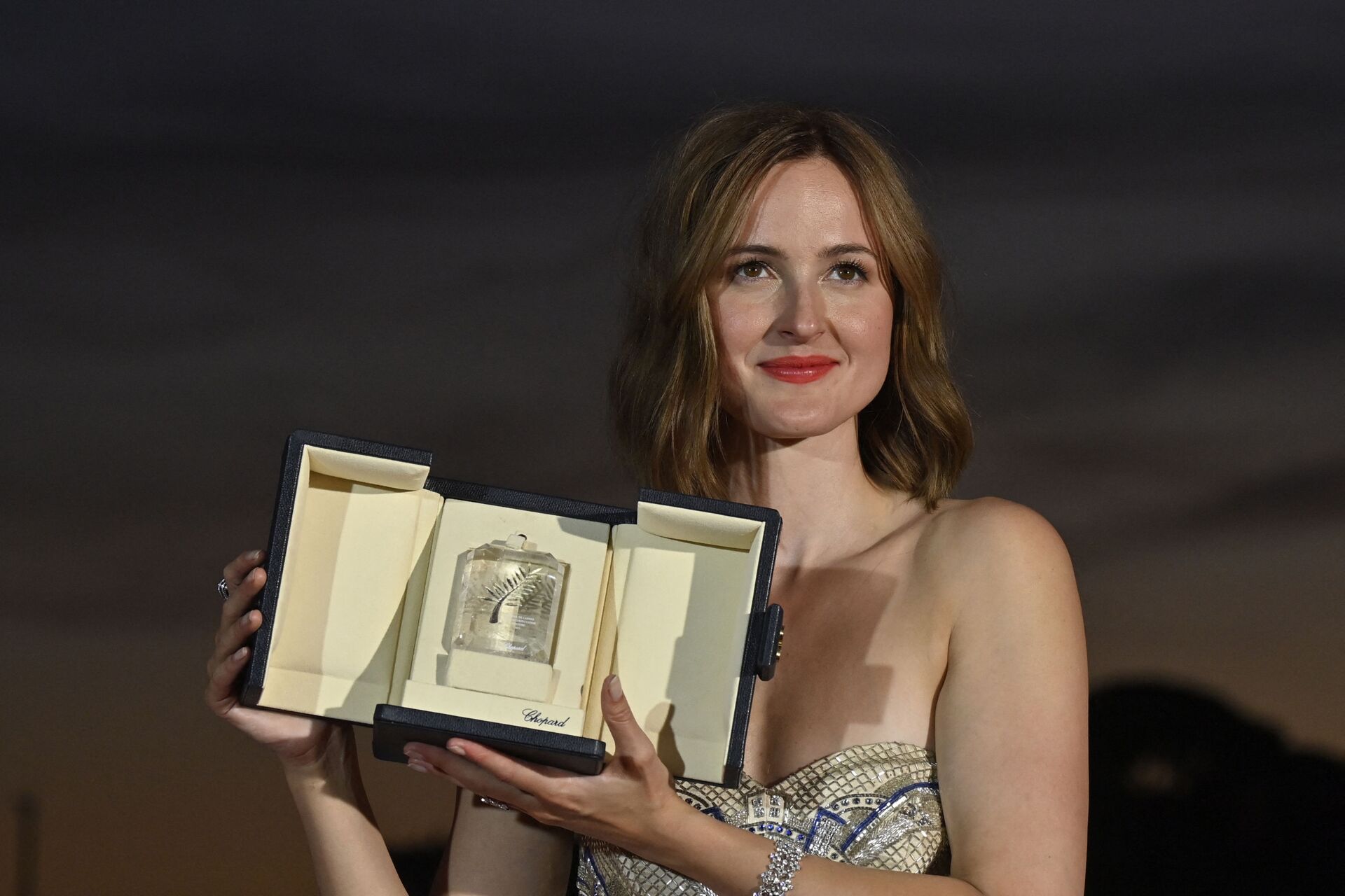 Norwegian actress Renate Reinsve poses with her trophy during a photocall after she was awarded with the Best Actress Prize for her part in the film Verdens Verste Menneske (The Worst Person In The World) during the closing ceremony of the 74th edition of the Cannes Film Festival in Cannes, southern France, on July 17, 2021. - Sputnik International, 1920, 07.09.2021