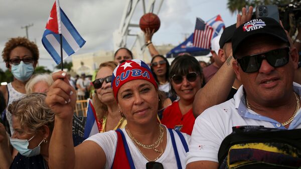 A woman holds a Cuban flag during a rally in solidarity with protesters in Cuba - Sputnik International