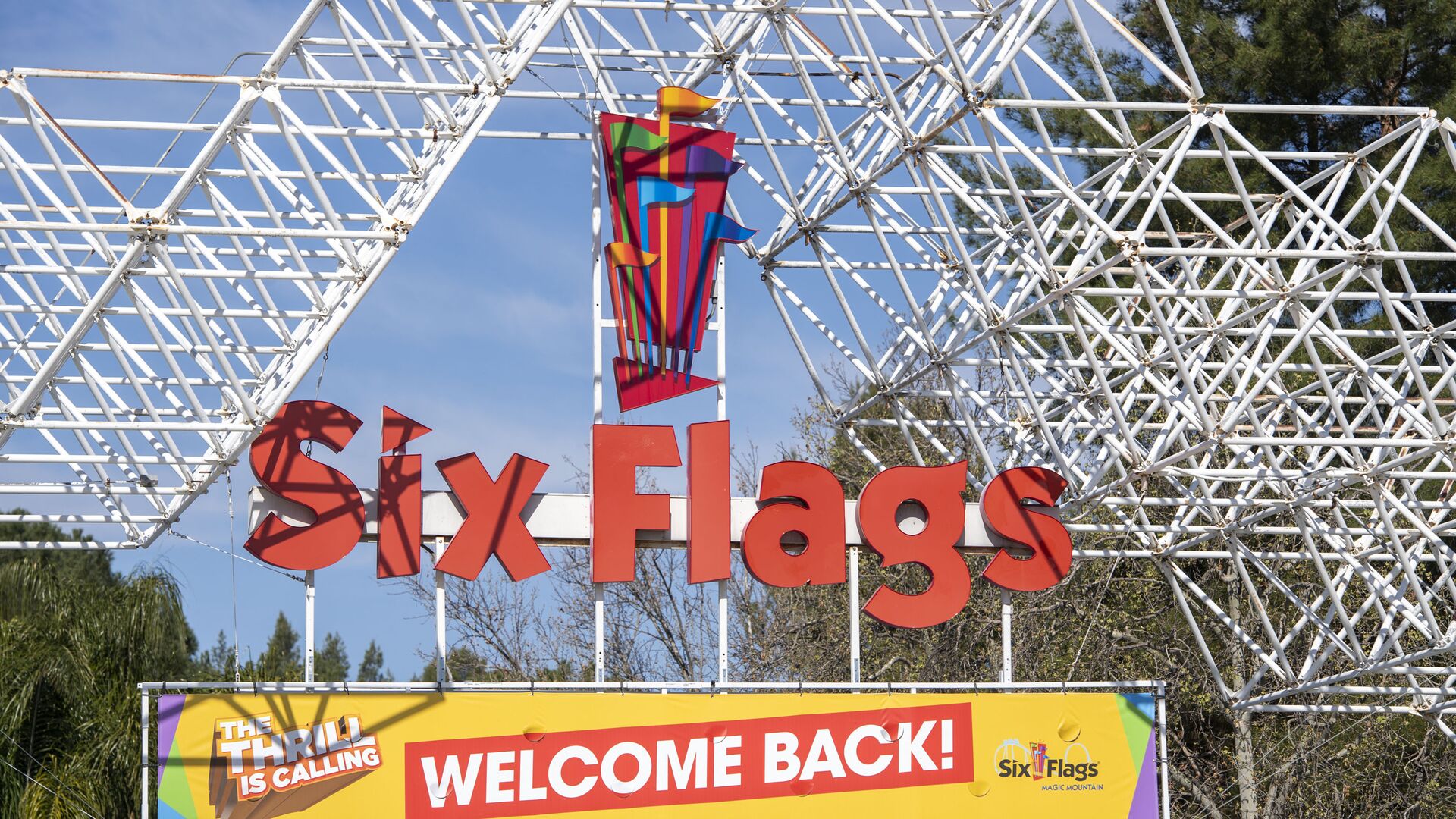 A sign at the entrance of the theme park Six Flags Magic Mountain welcomes the public back on the day of the park's re-opening, April 1, 2021, in Valencia, California. - Six Flags Magic Mountain is the first theme park to re-open in Los Angeles County after closures amid the coronavirus pandemic. - Sputnik International, 1920, 18.07.2021