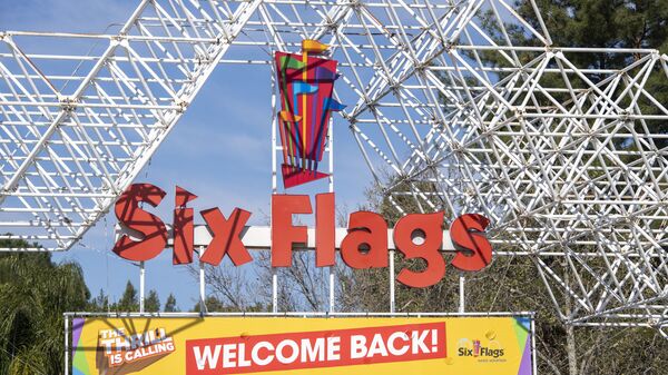 A sign at the entrance of the theme park Six Flags Magic Mountain welcomes the public back on the day of the park's re-opening, April 1, 2021, in Valencia, California. - Six Flags Magic Mountain is the first theme park to re-open in Los Angeles County after closures amid the coronavirus pandemic. - Sputnik International