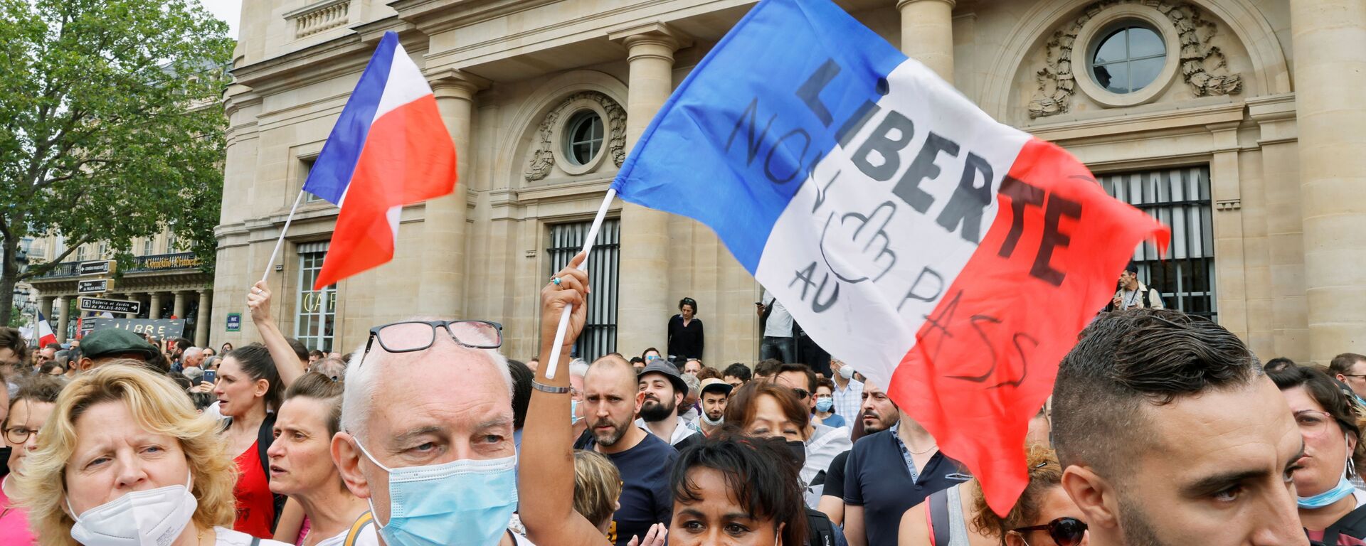 Demonstrators attend a protest against the new measures announced by French President Emmanuel Macron to fight the coronavirus disease (COVID-19) outbreak, in Paris, France, July 17, 2021.  - Sputnik International, 1920, 18.07.2021