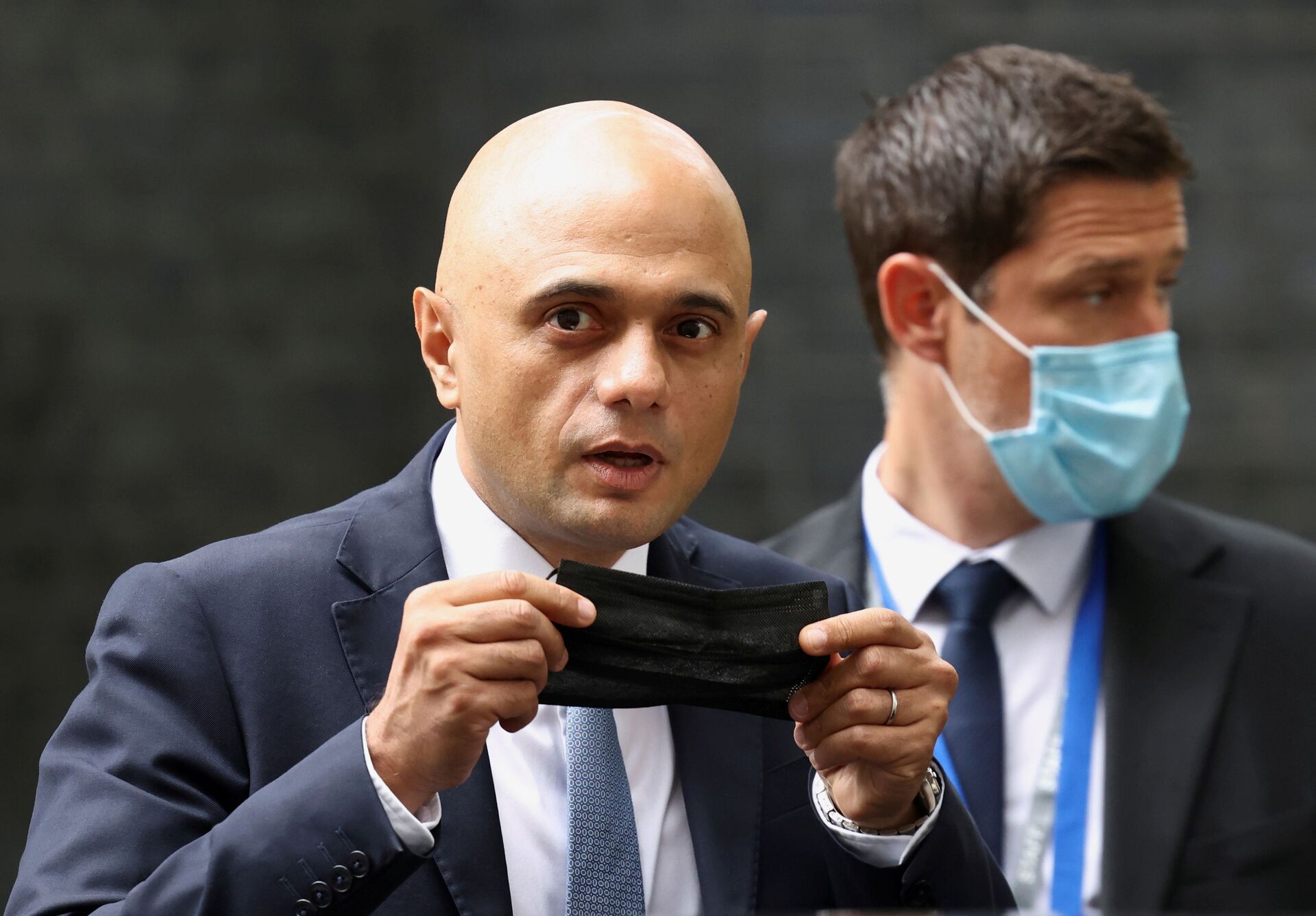 Britain's new Health Secretary Sajid Javid holds a face mask, as he leaves Downing Street in London, Britain, June 30, 2021 - Sputnik International, 1920, 21.11.2021